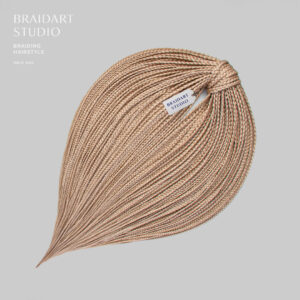 Комплект кос светлого русого оттенка с розоватым отливом.
