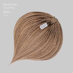 Микс гладких де-дред, кос и спиралек в русом оттенке.