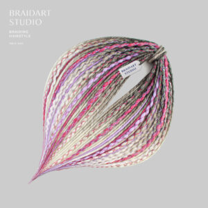 Микс серых де-дред с белыми кончиками и цветными акцентами.